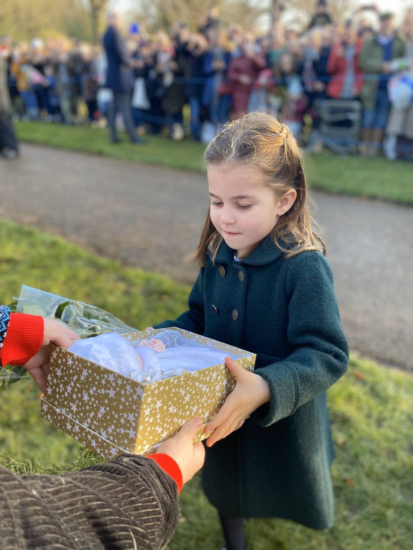 La princesa Charlotte, recibiendo uno de los regalos. (Twitter: @anvilius)