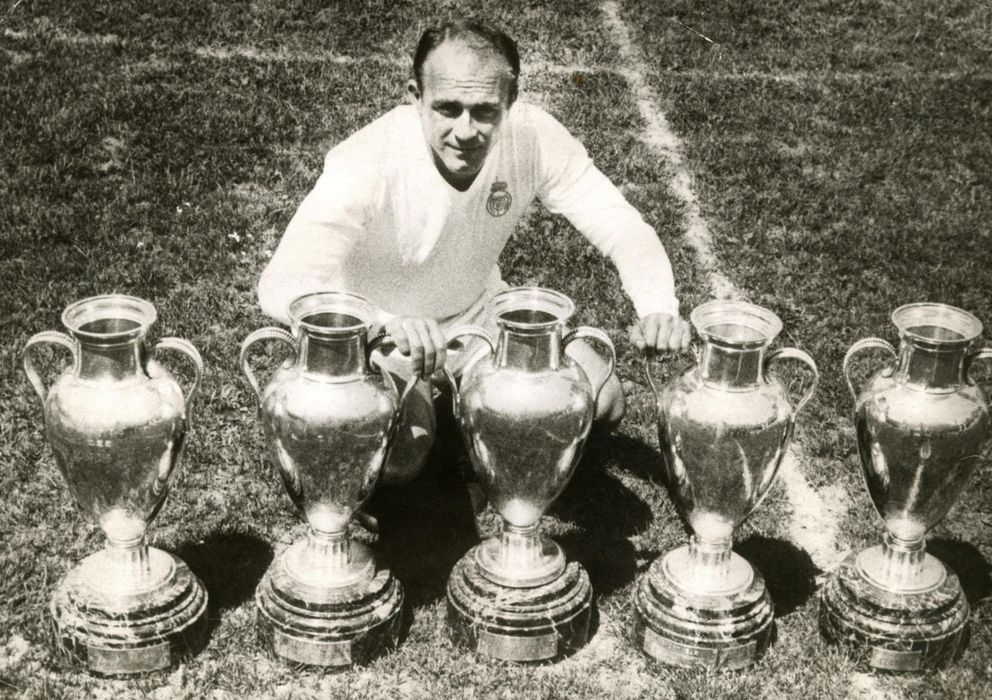 Foto: Fotografía de archivo de 1960. Di Stéfano posa con las cinco Copas de Europa que consiguió.