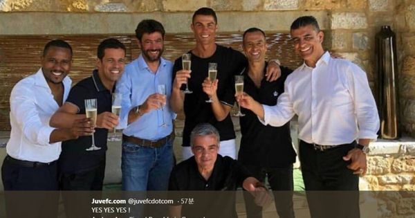 Foto: Cristiano Ronaldo, entre Mendes, Agnelli y el equipo de Gestifute, en Grecia.