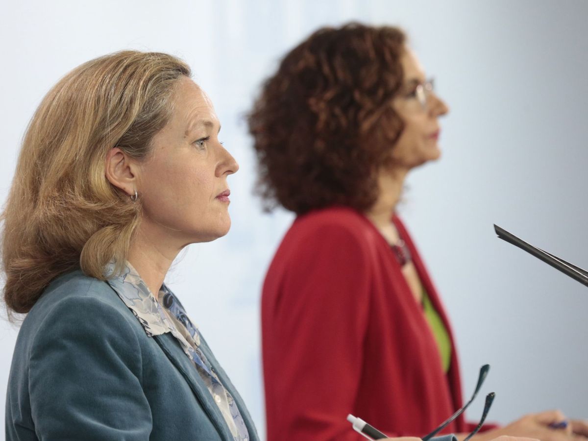 Foto: La vicepresidenta económica, Nadia Calviño, y la ministra de Hacienda, María Jesús Montero. (Efe)