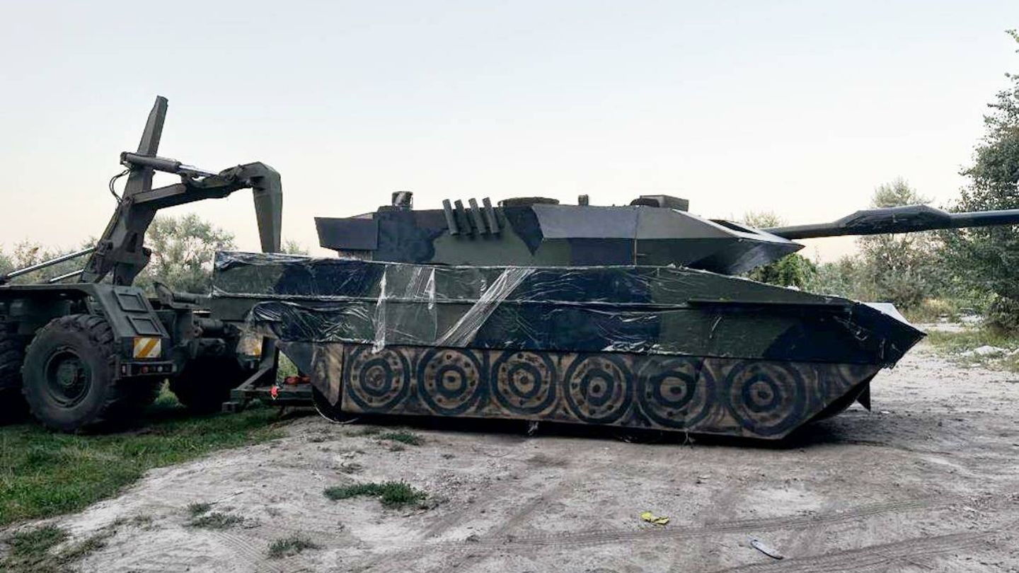 Falso carro de combate Leopard. (Yuriy Biriukov)