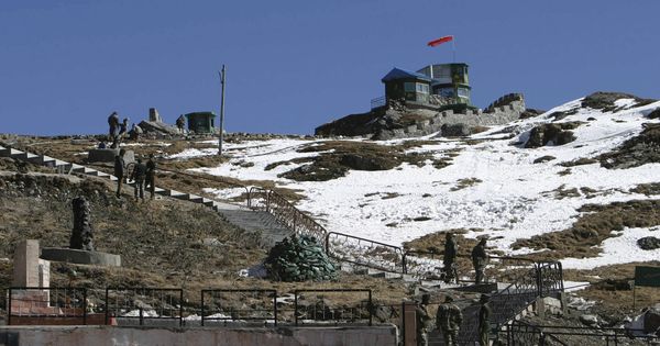 Foto: Soldados indios en una base militar en Sikkim, muy cerca de Doklam, en enero de 2009. (Reuters)