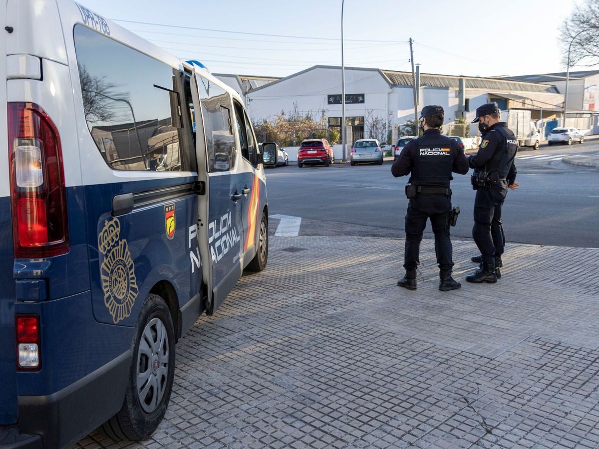 Foto: Dos agentes de Policía en una imagen de archivo en Mallorca. (EFE/Cladera)