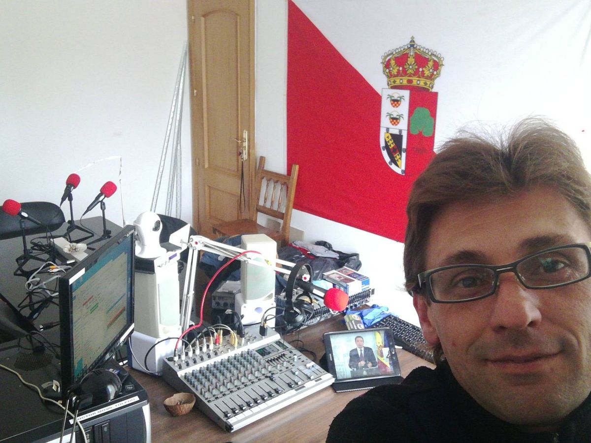 Foto: Manuel Méndez, en el estudio central de la Buena Onda Radio. (Cedida)