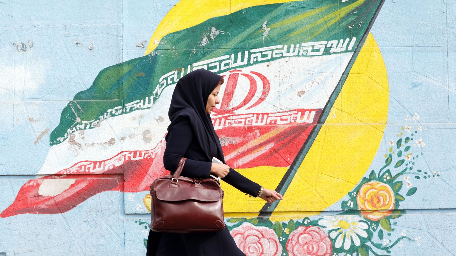 Foto: Una mujer pasea por Teherán. (Reuters)