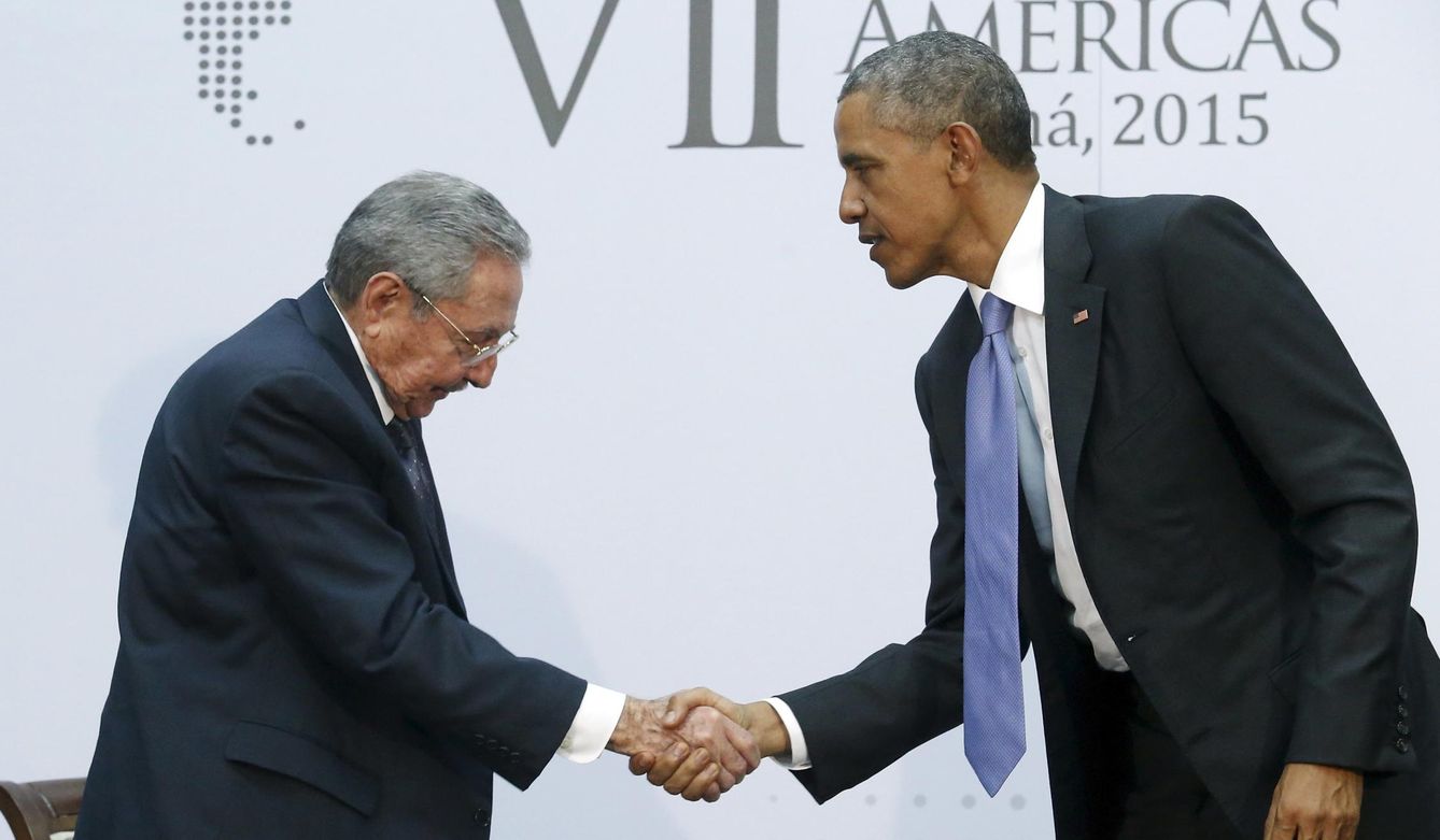 Raúl Castro y Obama en la Cumbre de las Américas, en Panamá. (Reuters)