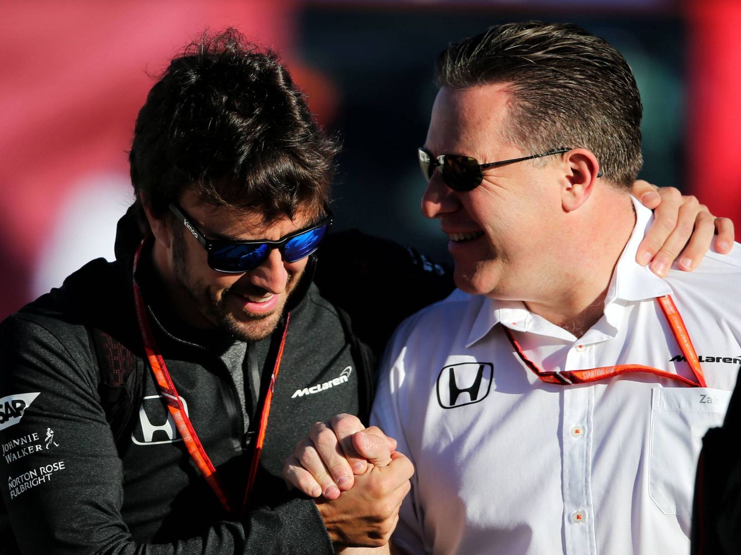 Zak Brown (d) quiere a Fernando Alonso en el futuro proyecto de McLaren en la IndyCar.