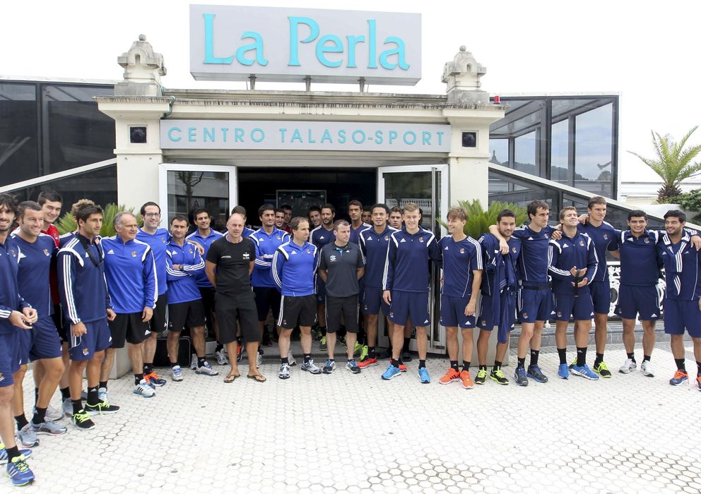 Foto: La plantilla de la Real Sociedad junto a Jagoba Arrasate en San Sebastián (Efe).