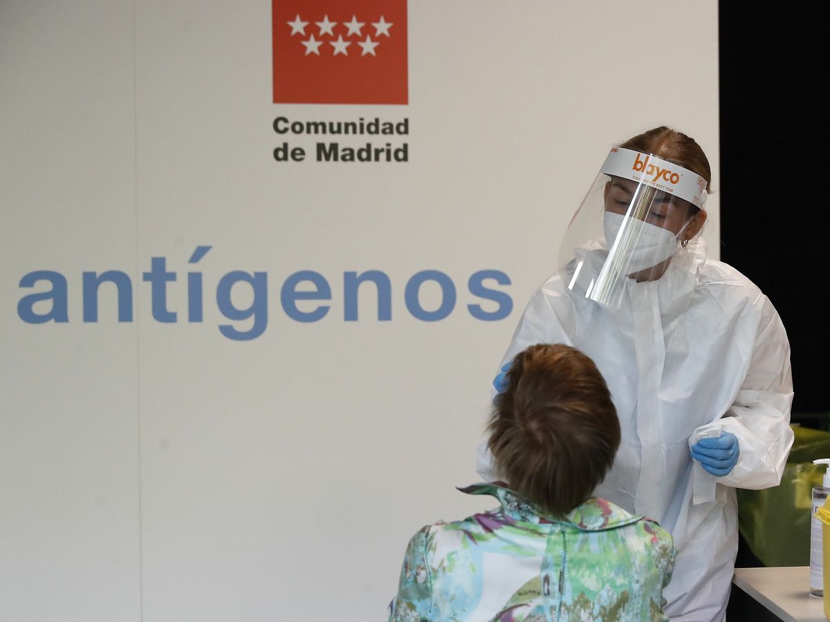 Foto: Personal sanitario realiza test de antígenos en el pabellón WiZink Center en Madrid.(J.P.Gandul/EFE)