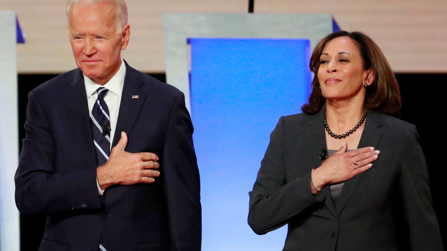 El presidente electo Joe Biden y la vicepresidenta Kamala Harris antes de un debate (Reuters)