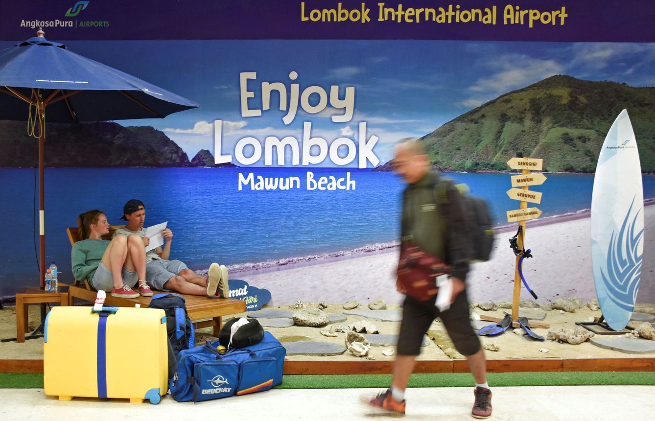 Varios turistas en el aeropuerto de Lombok. (Reuters)
