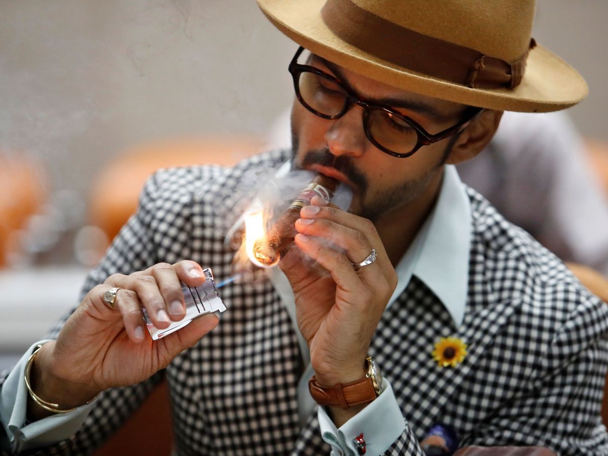 Foto: Un hombre fuma un puro. (EFE/Yander Zamora)