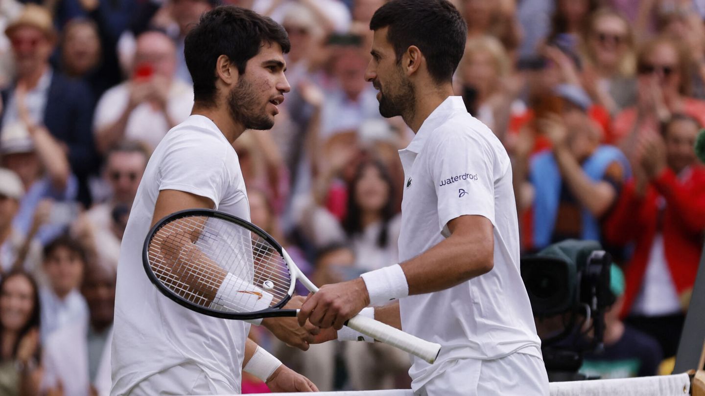 Alcaraz y Djokovic, tras la final de Wimbledon. (Reuters/Andrew Couldridge)