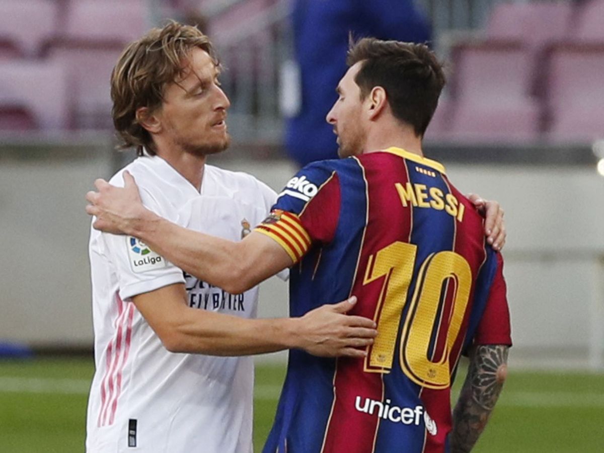 Foto: Messi saluda a Modric tras el último Barça-Real Madrid. (REUTERS)