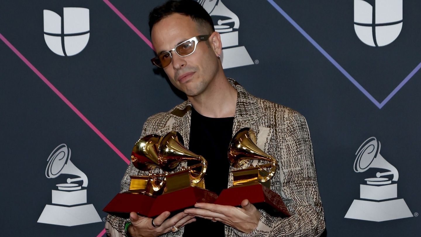 Alizzz posa con algunos de los premios obtenidos en los Grammy latinos. (EFE/Nina Prommer)