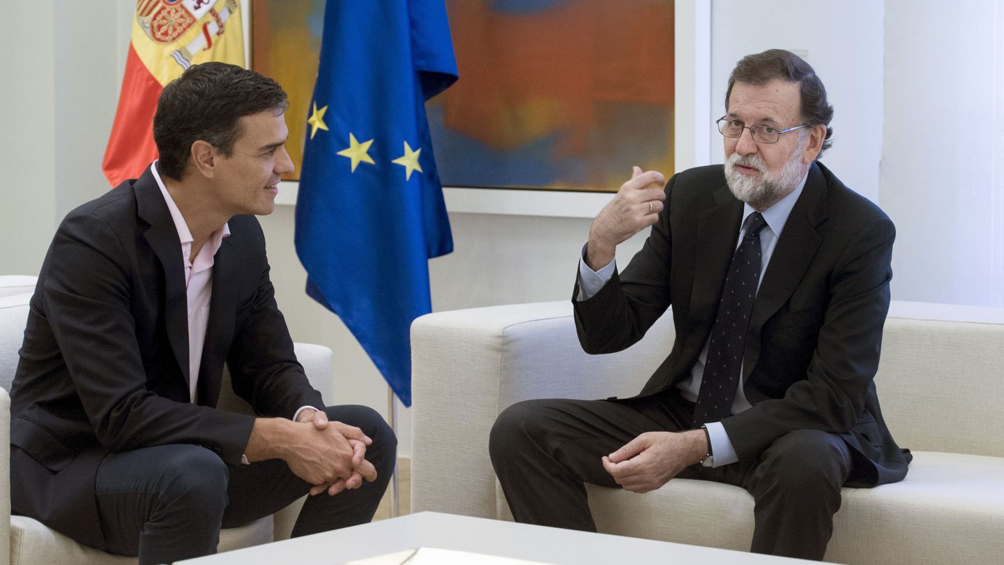 El presidente del Gobierno, Mariano Rajoy (d), recibe al líder del PSOE, Pedro Sánchez (i), en La Moncloa.