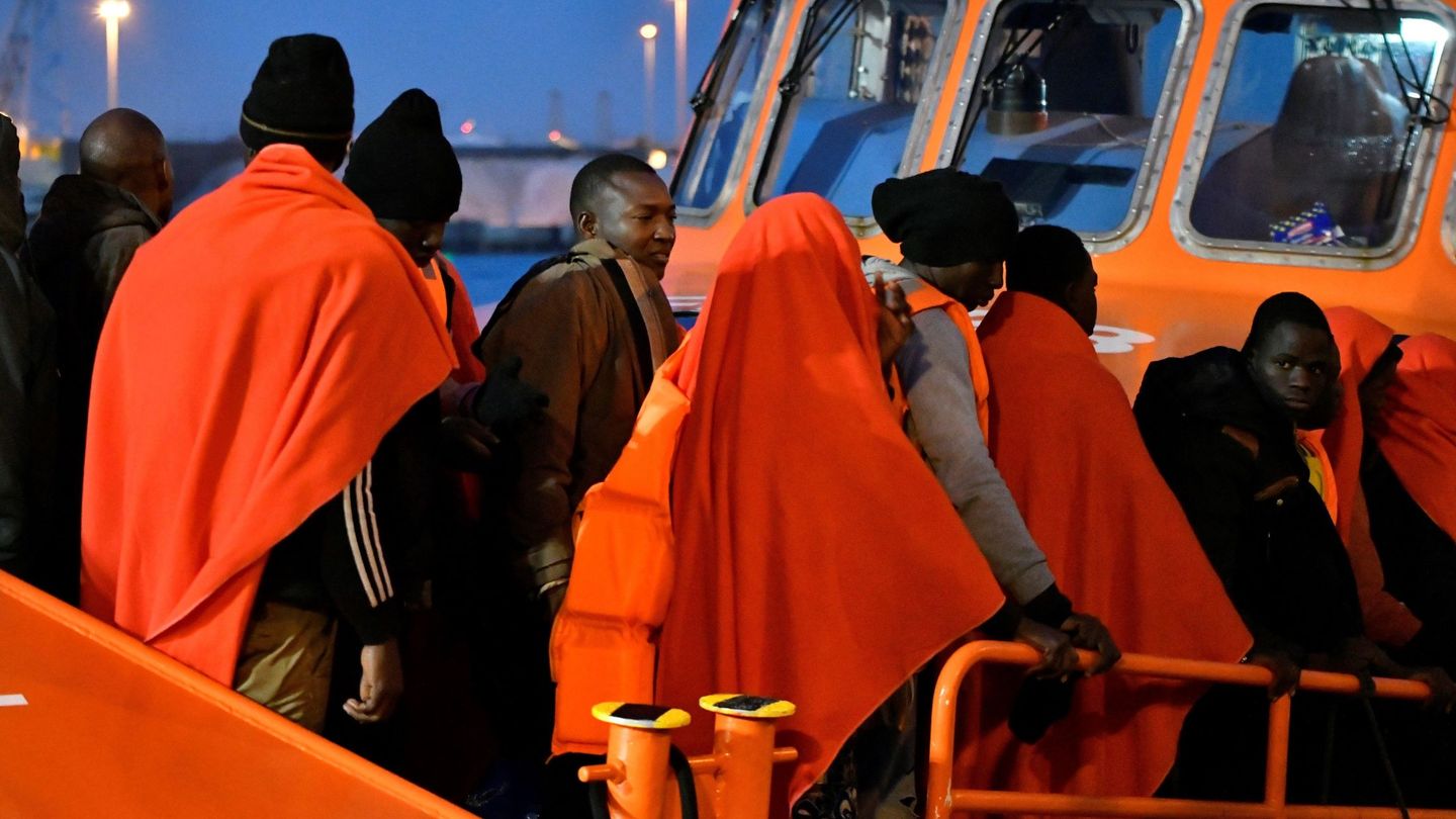 GRAF2388. ALMERIA, 25 12 2018.- Llegada al puerto de Almería de las 54 personas, entre ellas cuatro mujeres, que han sido rescatados por Salvamento Marítimo de una patera que ha sido localizada esta tarde en el mar de Alborán. EFE   Carlos Barba