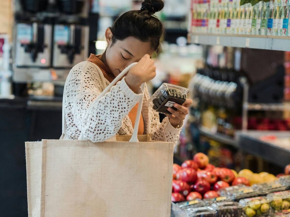 Foto: Aprende cómo guardar las bolsas del supermercado. (Pexels/Greta Hoffman)