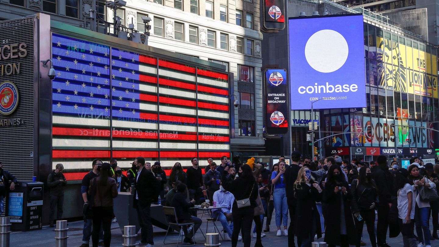 Los empleados de Coinbase observan la cotización de la empresa en Times Square, Nueva York. (Reuters/Shannon Stapleton)