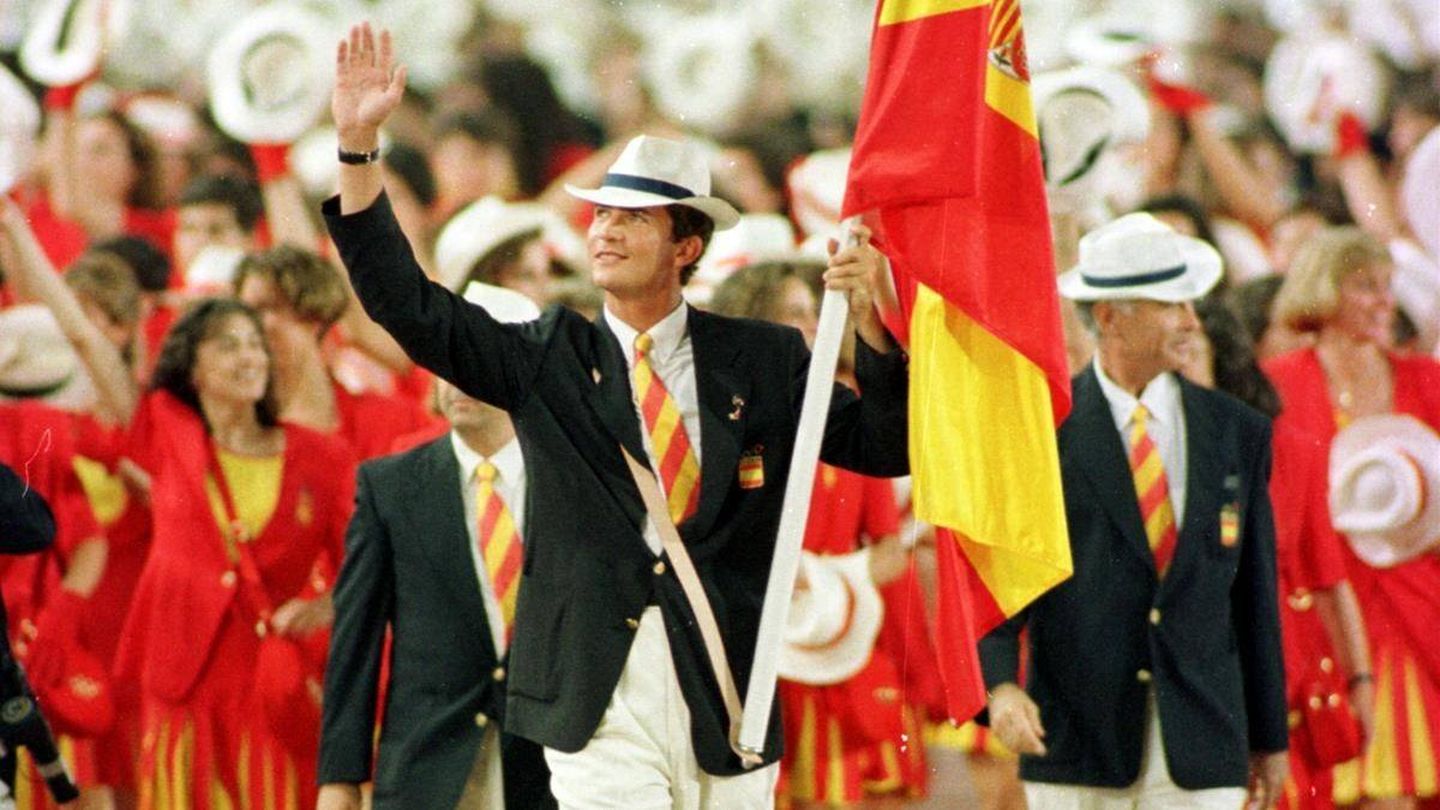 El entonces príncipe Felipe porta la bandera española en los Juegos Olímpicos de Barcelona 1992.