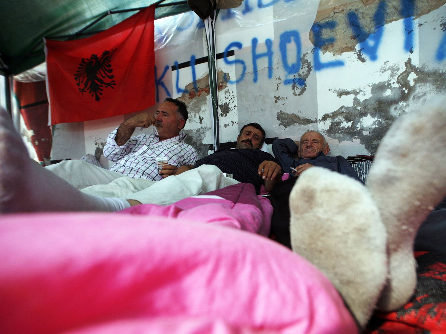 Antiguos presos políticos de la época de Enver Hoxha durante una huelga de hambre para exigir compensaciones económicas, en Tirana, el 27 de septiembre de 2012. (Reuters)