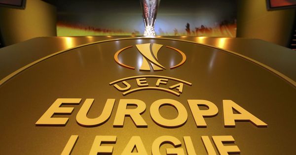 Foto: El trofeo de la Europa League, dispuesto para la gala del sorteo (Reuters)