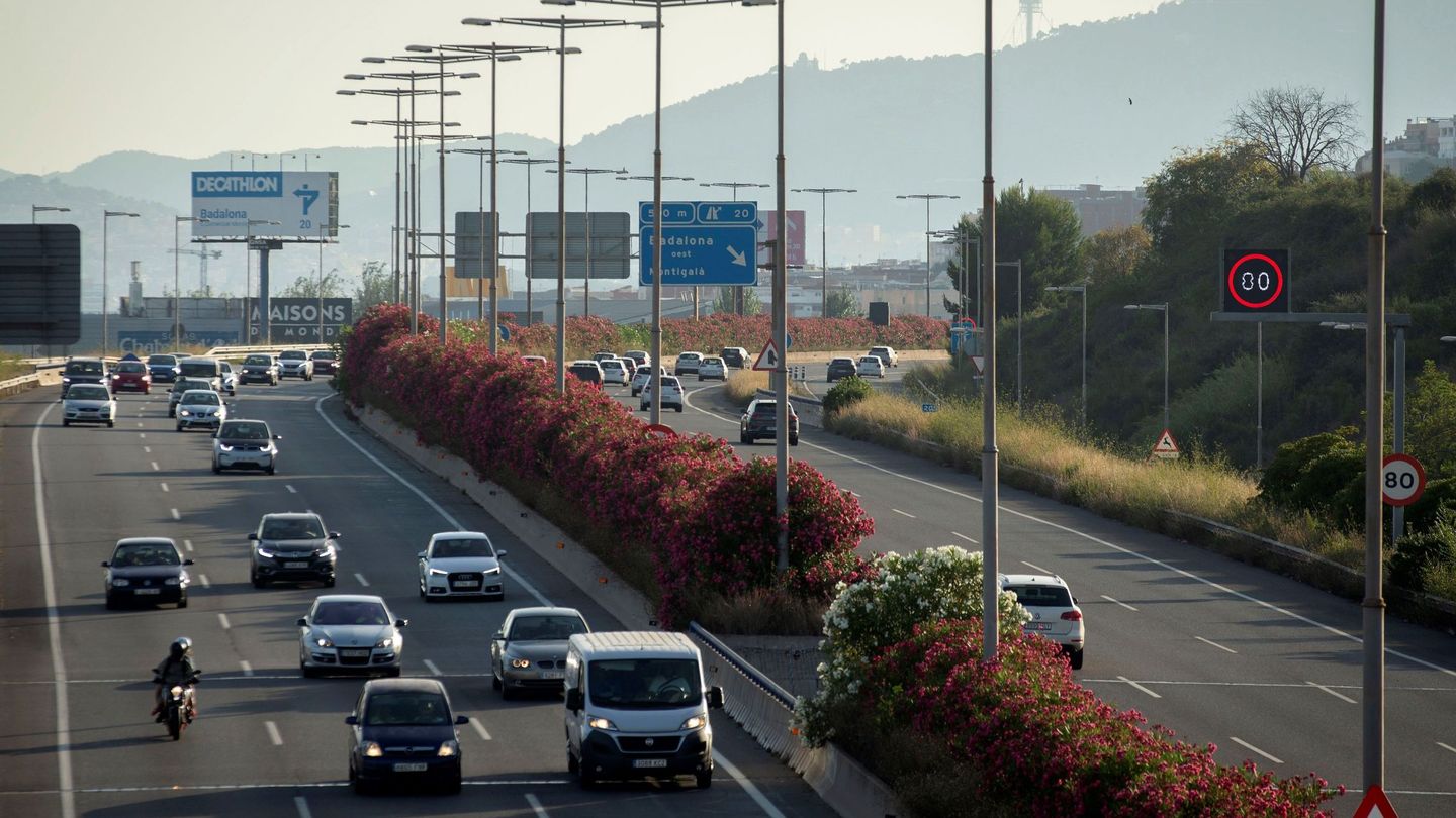Decenas de vehículos salen de Barcelona a su paso por la autopista C-32. (Efe)