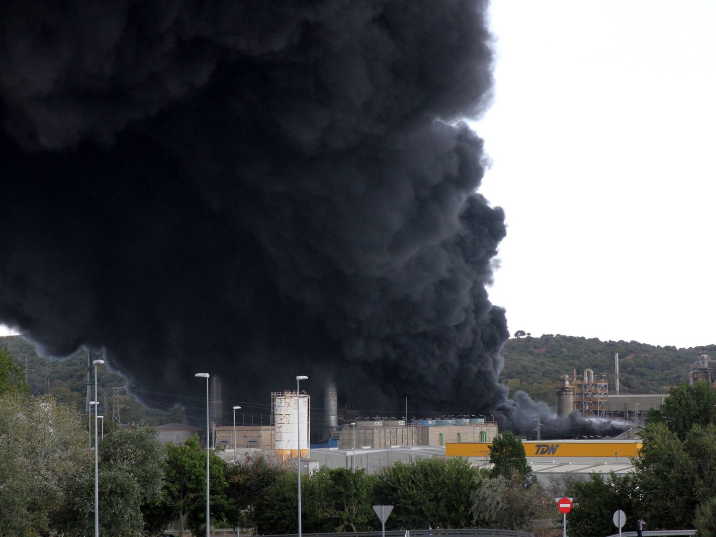 Columna de humo negro visible desde todo el arco de la bahía de Algeciras. (Efe)