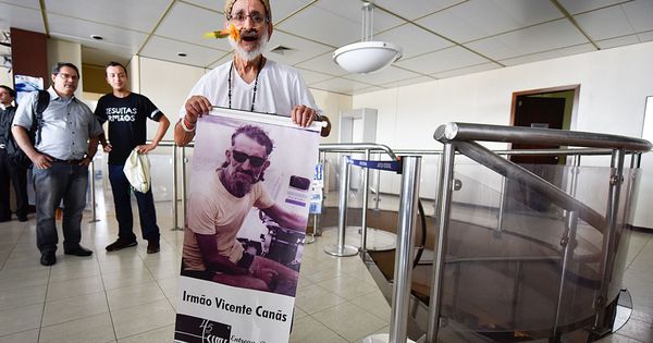 Foto: Un amigo de Vicente Cañas durante el último juicio (EFE)