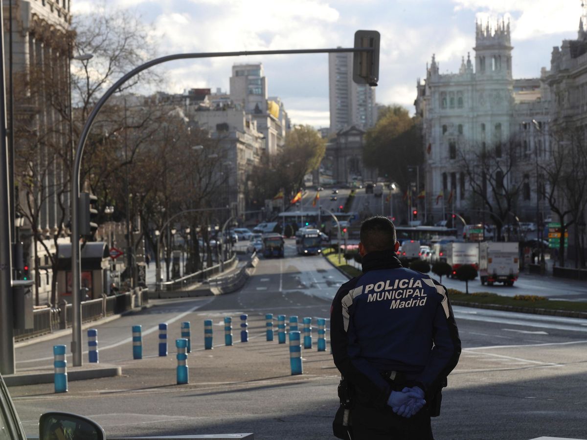 Foto: Un agente de la Policía Municipal de Madrid vigila en la confluencia de las calles Alcalá y Gran Vía el pasado 16 de marzo. (EFE)