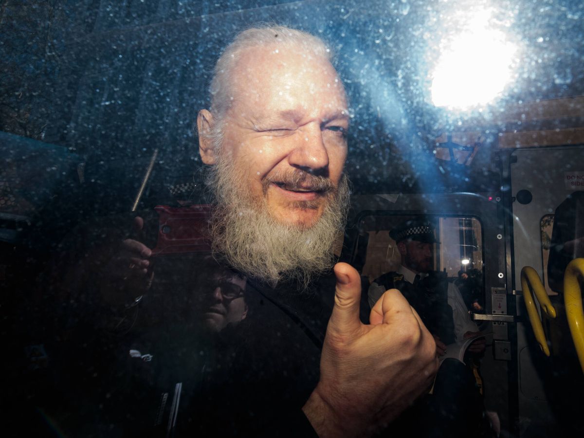 Foto: Julian Assange tras su detención en Londres. (Getty)