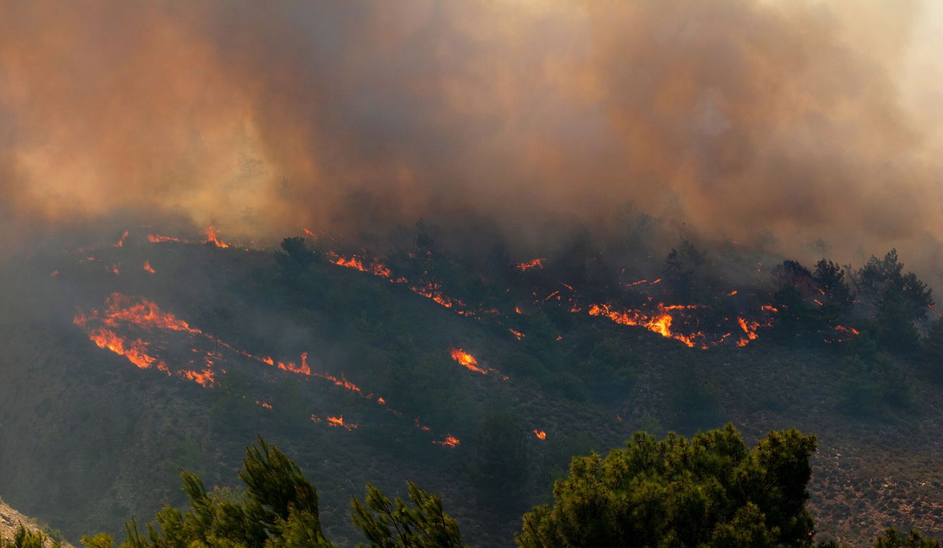 Uno de los incendios que asolan la isla de Rodas, Grecia. (EFE/L. Damianidis)