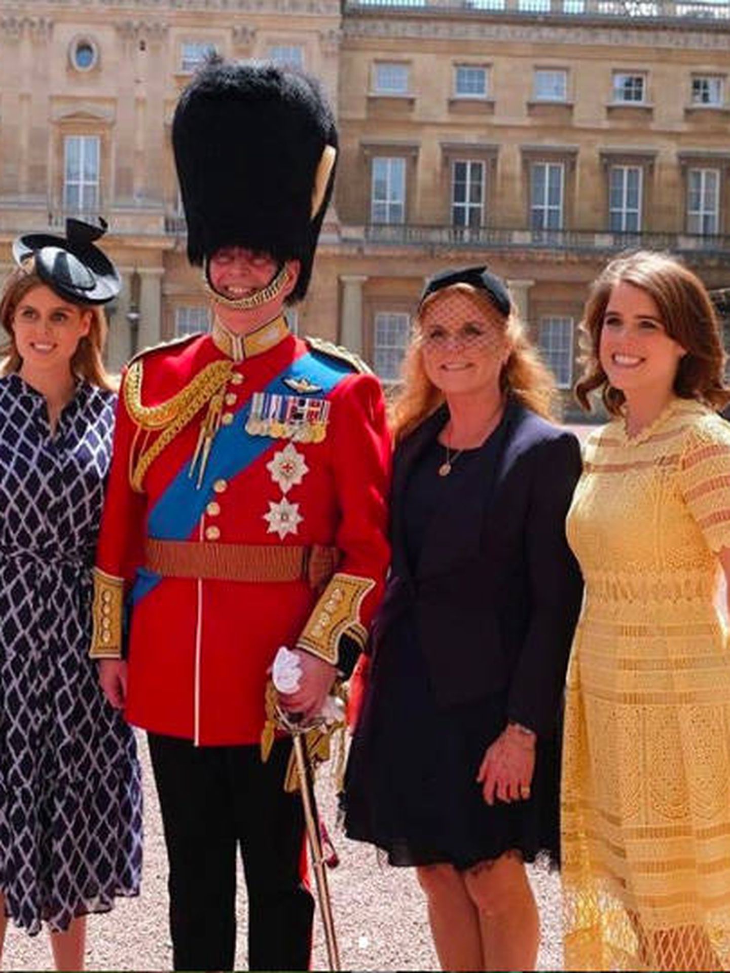 El príncipe Andrés con Sarah Ferguson y sus hijas, Eugenia y Beatriz de York. (Redes Sociales. Instagram: @princesseugenie)