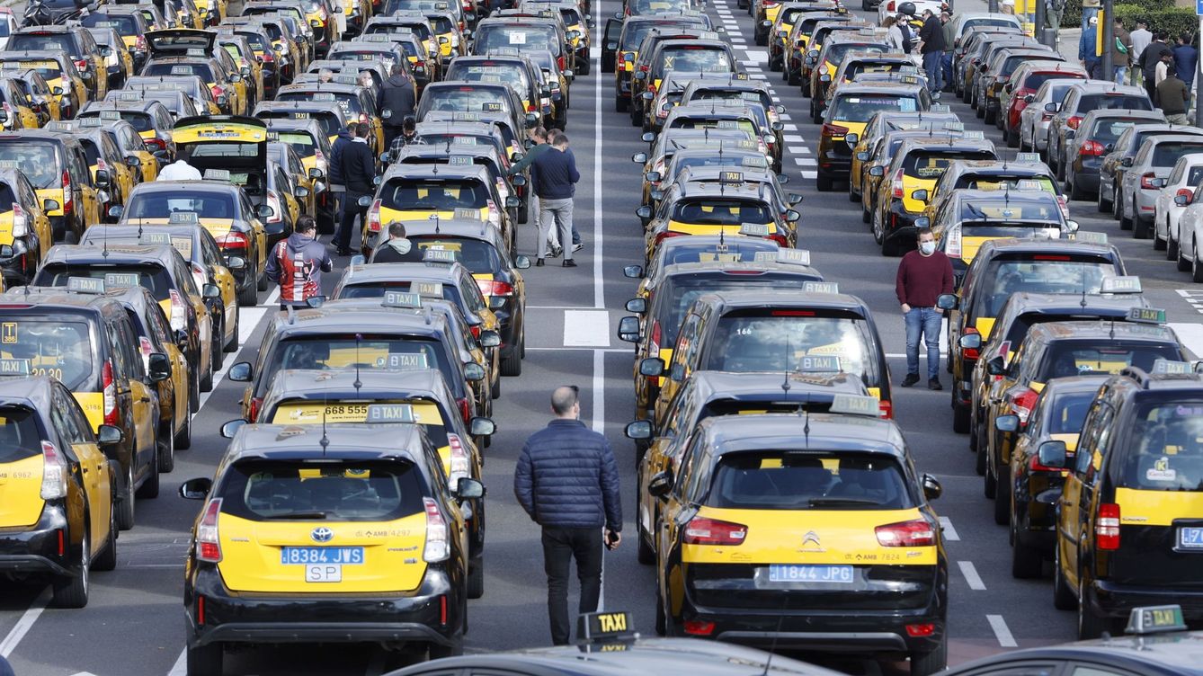 Foto: Protesta de taxistas contra Uber y Cabify en Barcelona. (EFE)