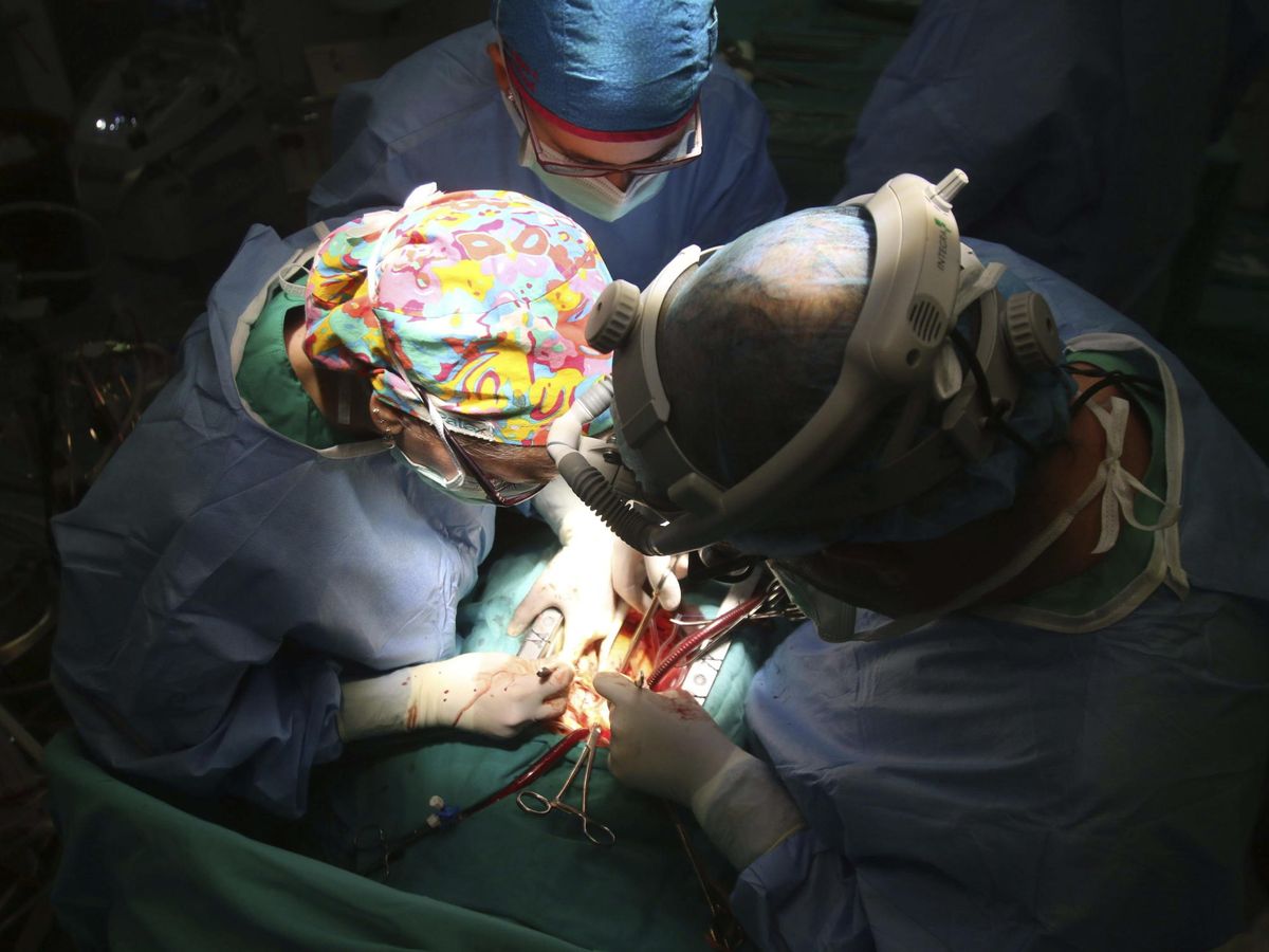 Foto: Un equipo de cirugía durante un trasplante. (EFE/Salas)
