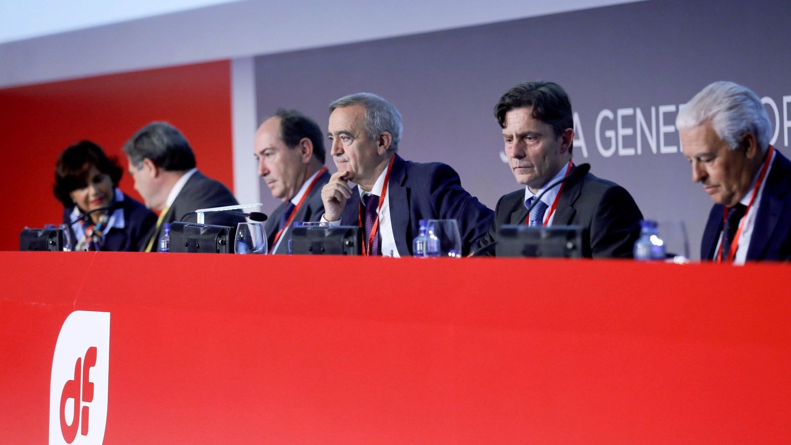 Foto: El presidente de Duro Felguera, Acacio Rodríguez (3d), durante una reunión de la junta de accionistas. (EFE)