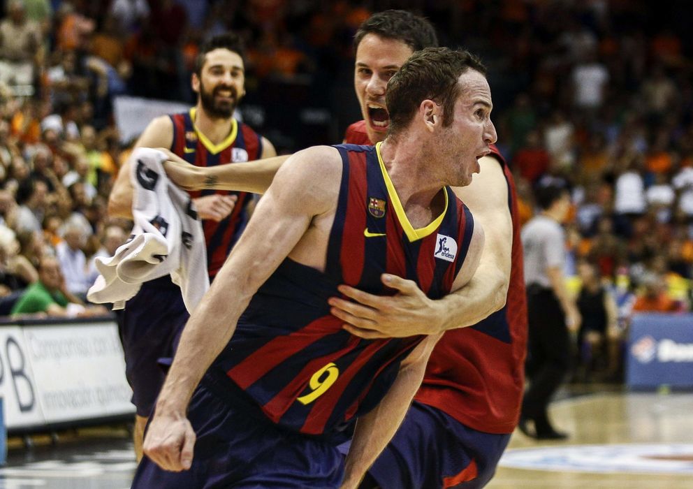 Foto: Marcelinho, en pleno éxtasis tras lograr el tiro de la victoria en el quinto partido de la semifinal ACB ante el Valencia Basket. (Efe)