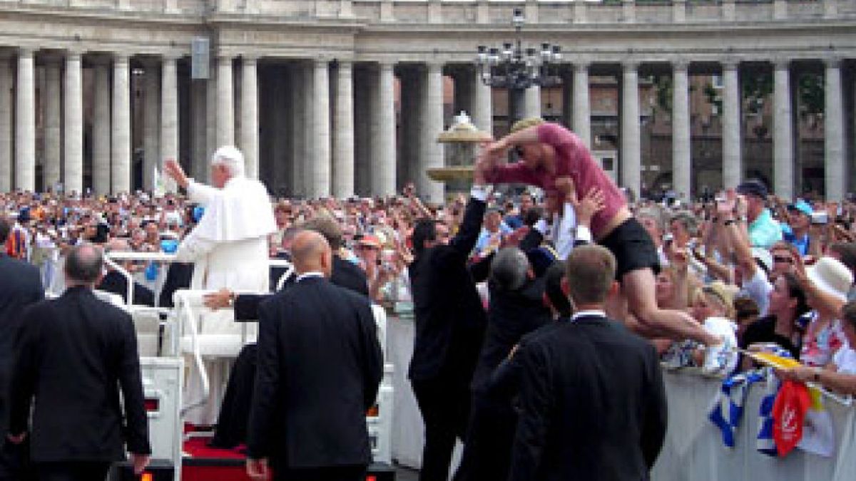 El hombre detenido no quería herir al Papa, según el Vaticano