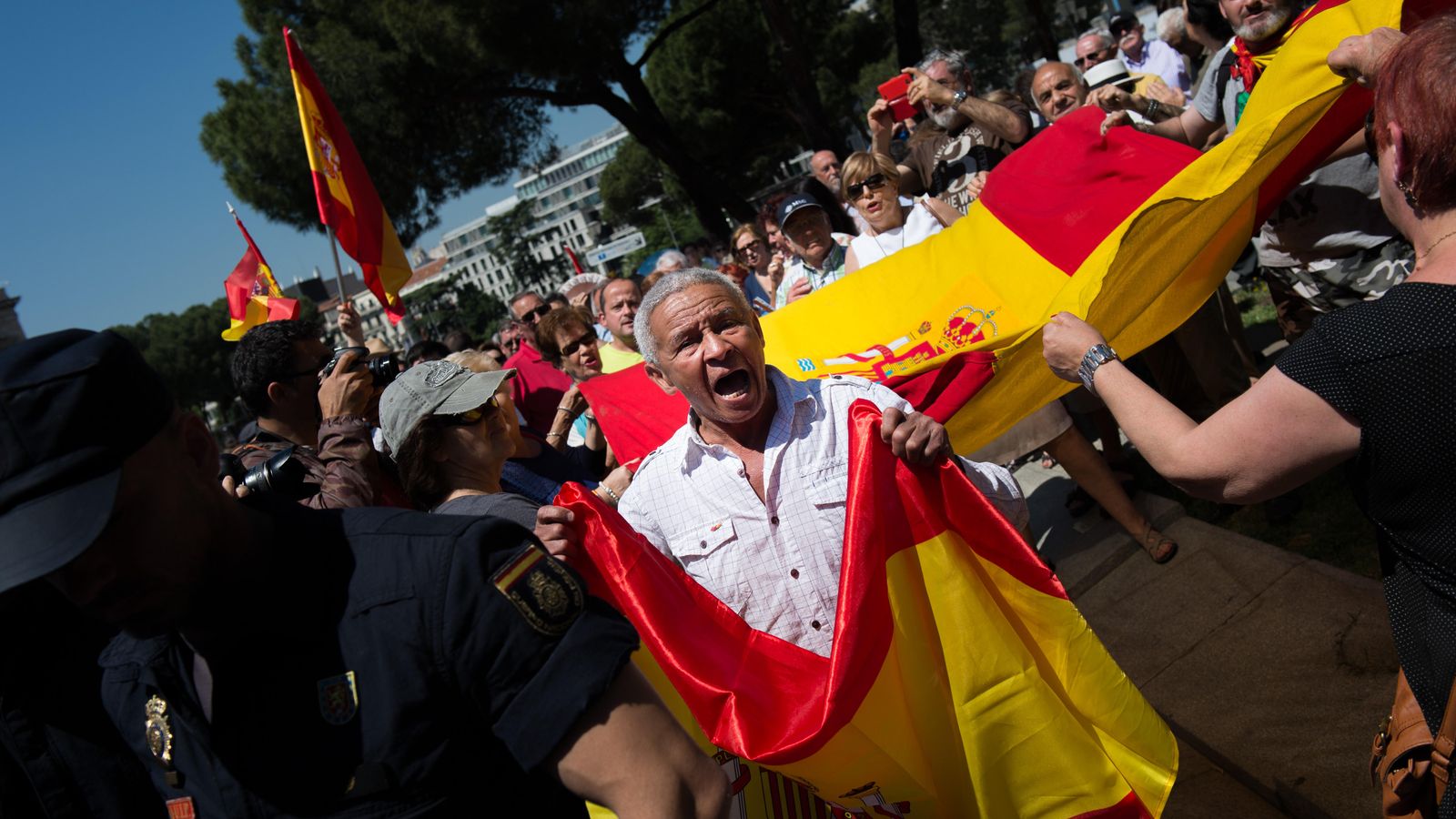 Foto: Manifestantes "contra un Madrid comunista" en Colón (Foto: Daniel Muñoz)