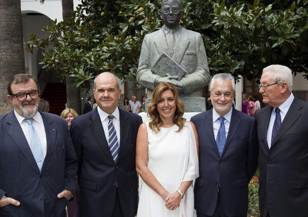 Foto: Susana Díaz (c), con los expresidentes andaluces José Rodríguez de la Borbolla (i), Manuel Chaves (2i), José Antonio Griñán (2d) y Rafael Escuredo (d). (Efe)