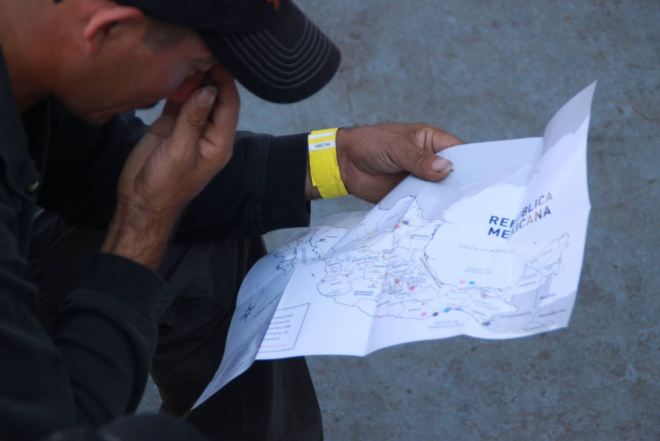 Un integrante de la caravana estudia un mapa de México para tratar de decidir la ruta. (A. Espallargas)