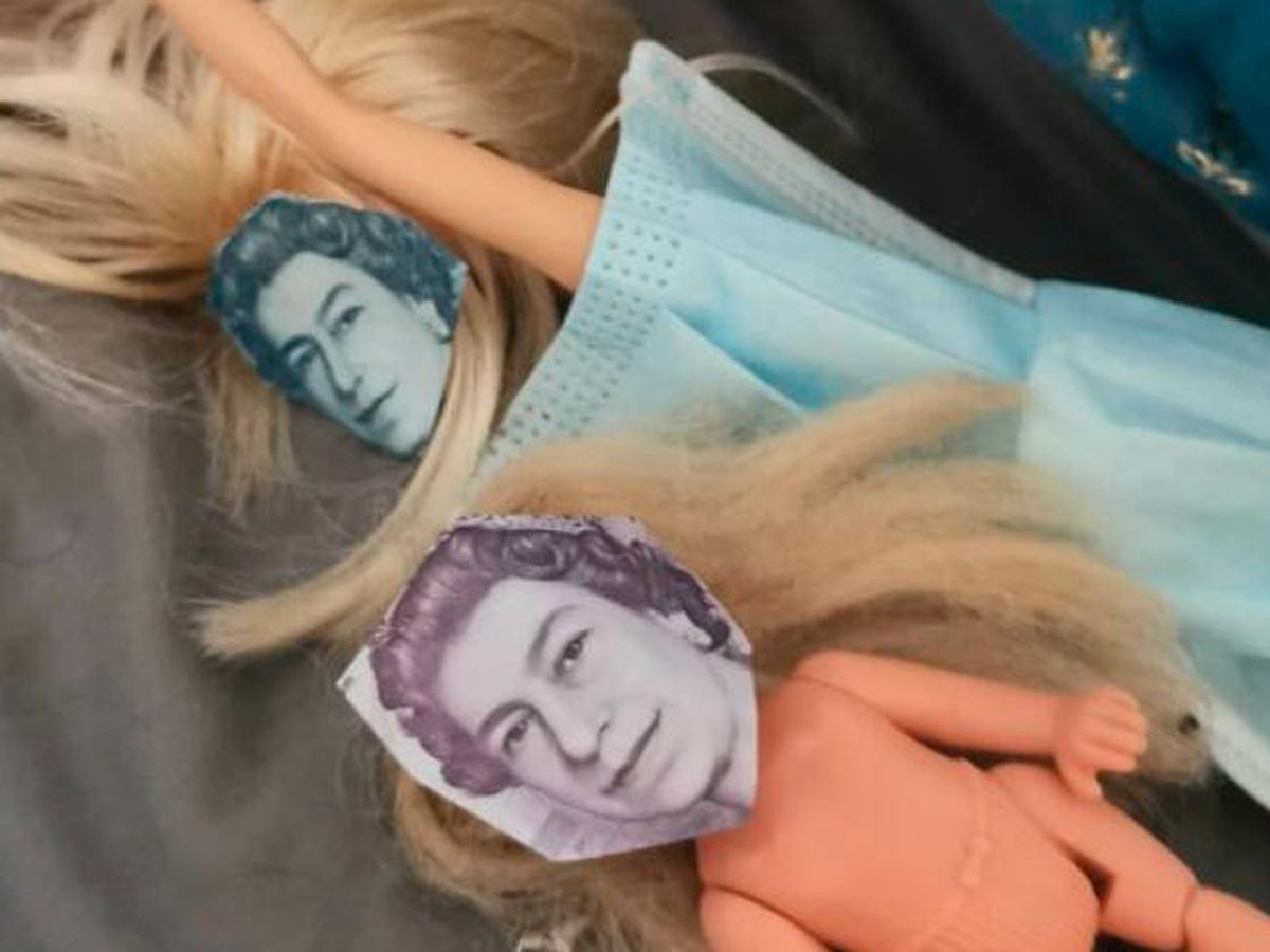 Foto: La niña puso las cara de la Reina Isabel en sus muñecas (GoFundMe) 