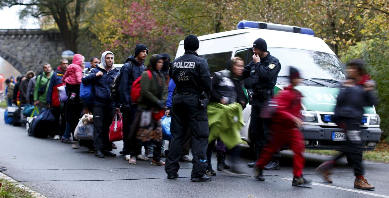 Migrantes son conducidos por la policía alemana en la frontera con Austria, en Passau. (Reuters)