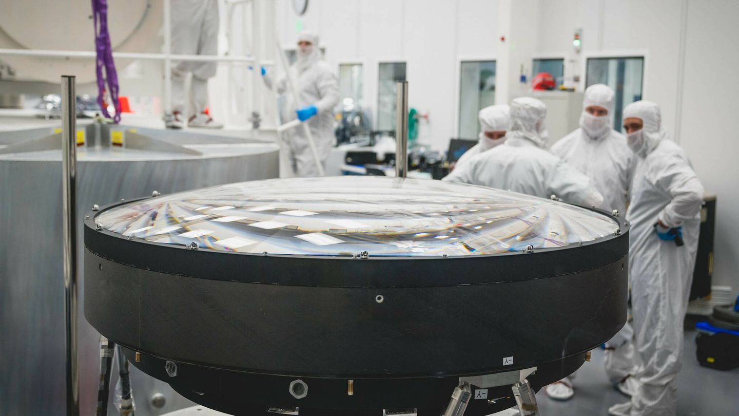 La lente óptica más grande jamás fabricada que alimentará el sensor de 3.200 megapíxeles del observatorio Vera Rubin. (Farrin Abbott / SLAC)