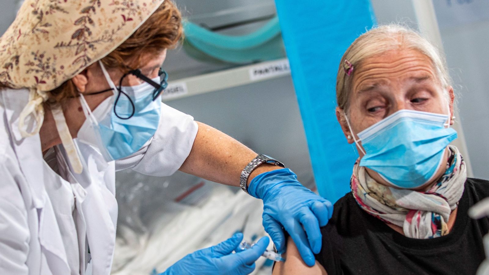 Una persona se vacuna contra la gripe, este lunes en Palma de Mallorca, donde empieza la campaña de vacunación contra la gripe. (EFE)