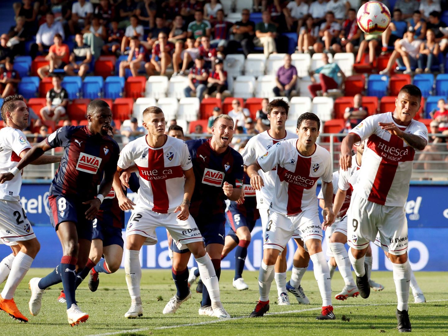 El Huesca debutó en un campo semivacío en Eibar. (EFE) 