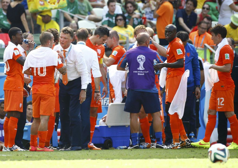 Foto: Momento en el que los jugadores de Holanda se refrescan en el tiempo muerto (Reuters).