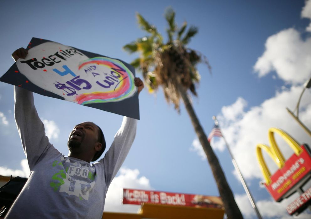 Foto: Joe Ben Johnson protesta para conseguir un aumento de sueldo ante un McDonald's en Los Angeles. (Reuters)