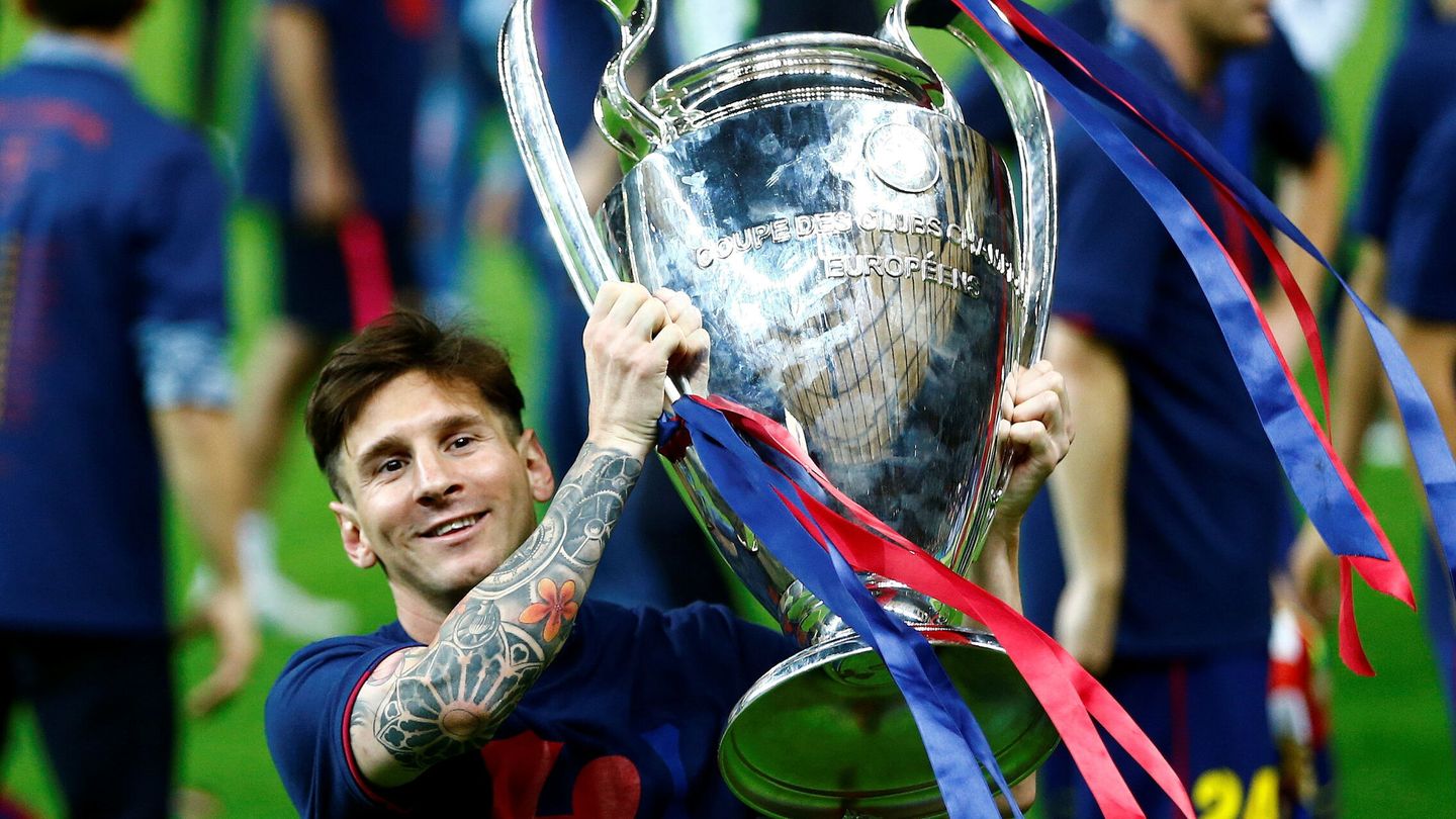Messi levanta una de las Champions League que consiguió con el Barcelona.