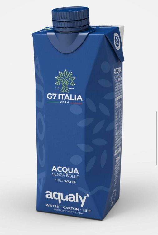 Agua embotellada de Ly Company que se ofrecerá en la reunión del G7 en Italia.
